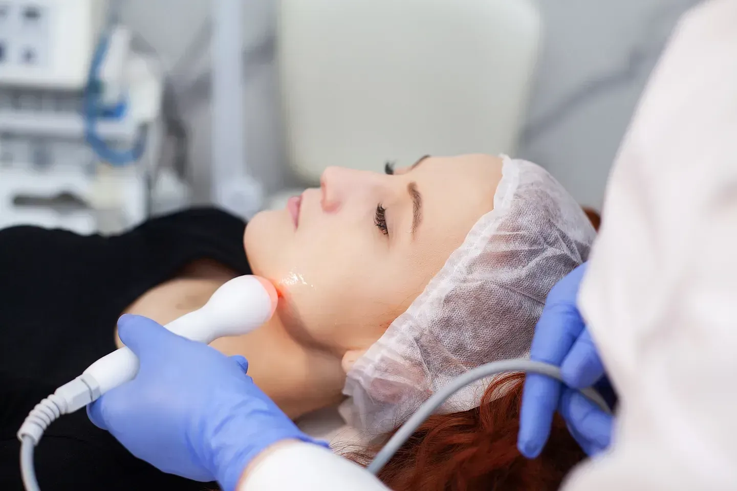 Una mujer está recibiendo un tratamiento facial en un salón de belleza.