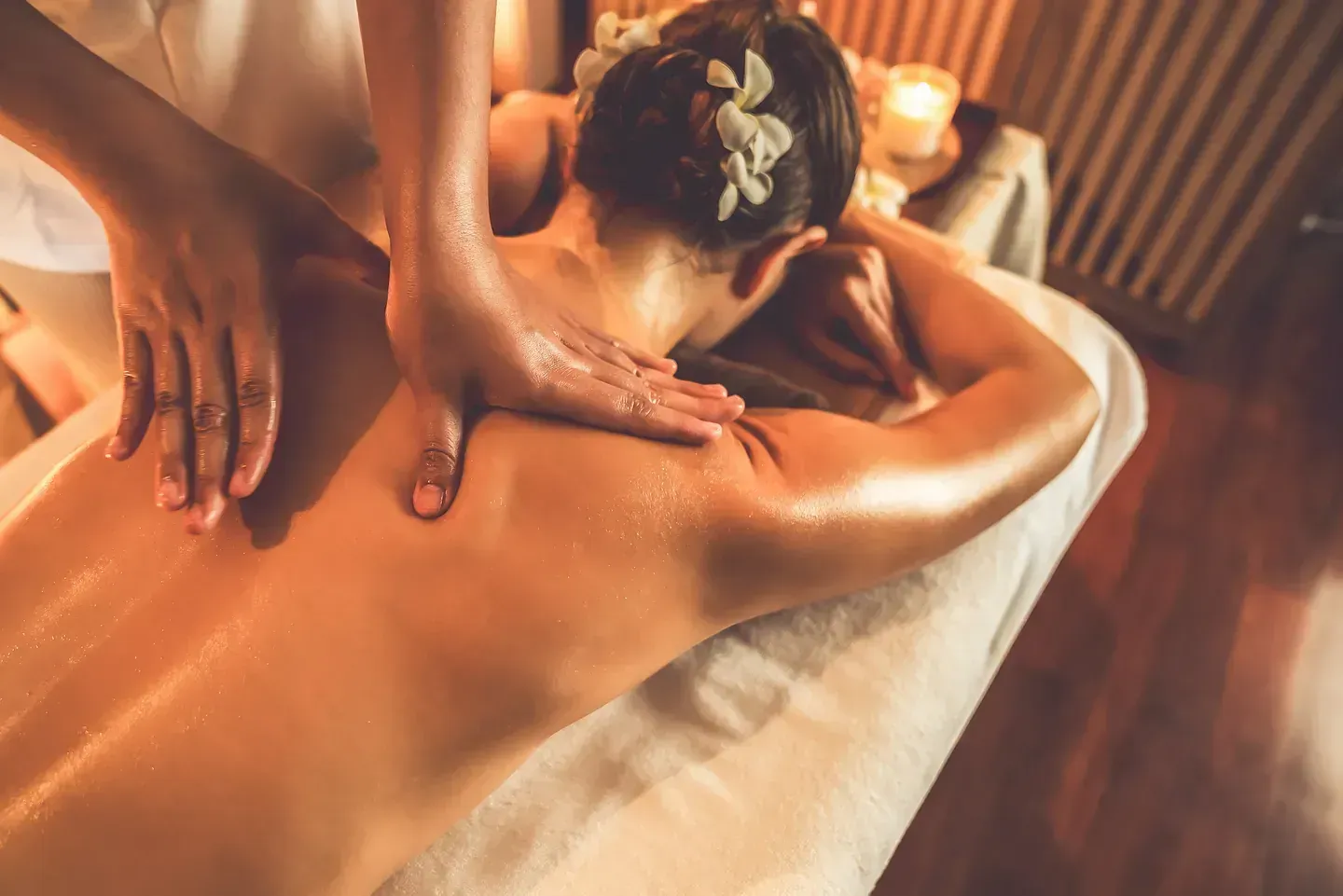 Una mujer está recibiendo un masaje en un spa.