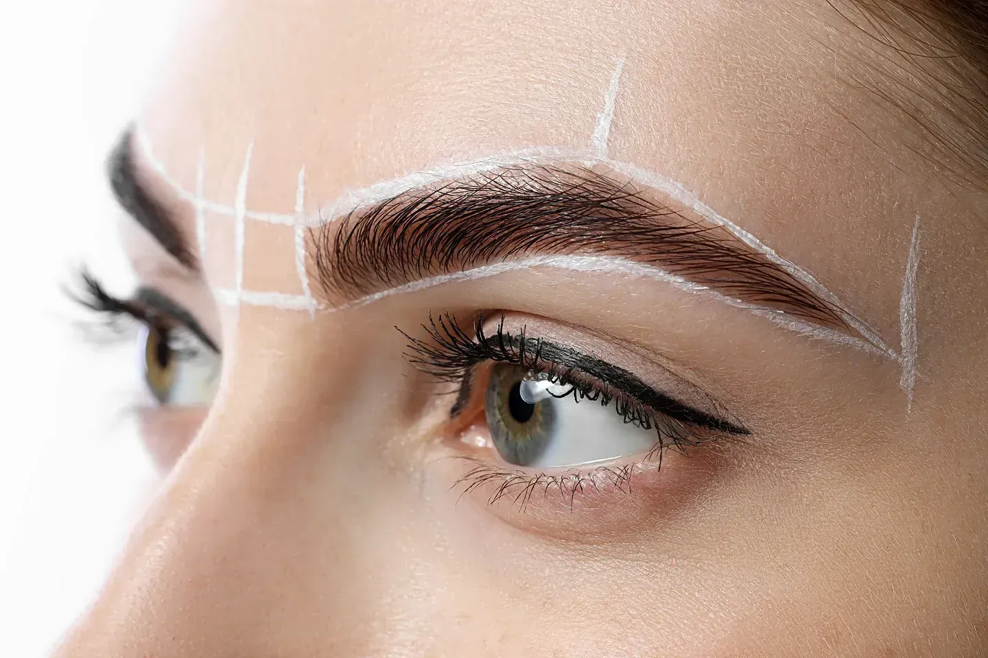 Un primer plano del ojo de una mujer con un dibujo de sus cejas.