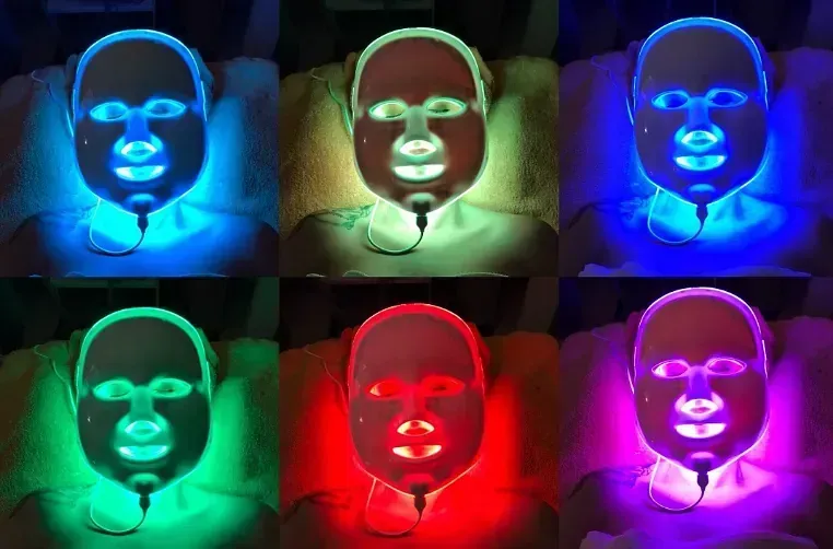 Una persona lleva una máscara LED en la cara.