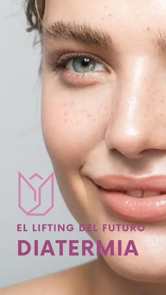 Un primer plano del rostro de una mujer con 