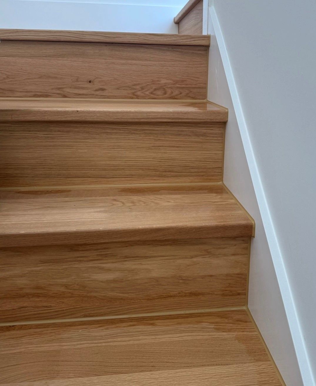 Eine Person hält eine Flasche Falcosil-Silikondichtmittel in der Hand.