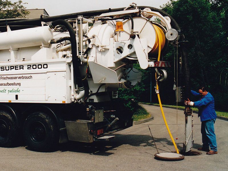 Ein Kanal- und Rohreingangsmitarbeiter führt Kanalreinigungsarbeiten durch.