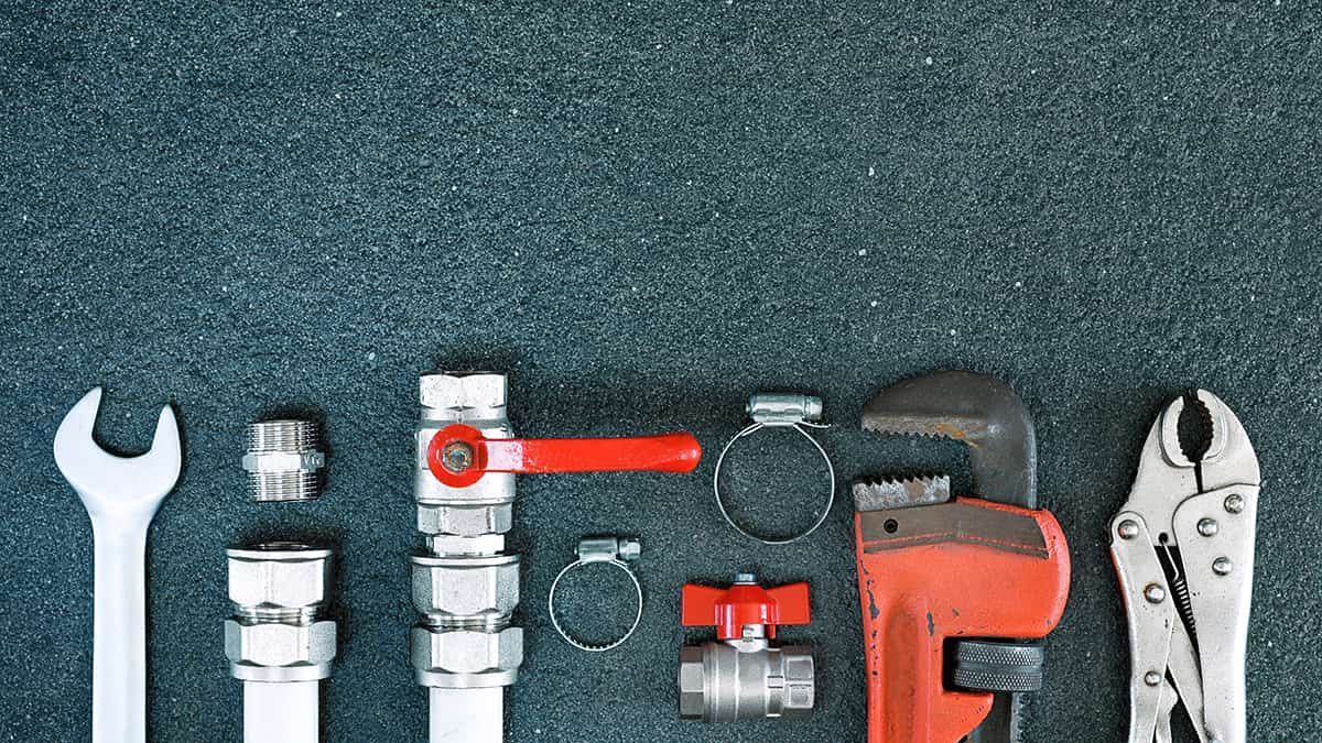 Eine Reihe von Werkzeugen für Rohreinigungsarbeiten.