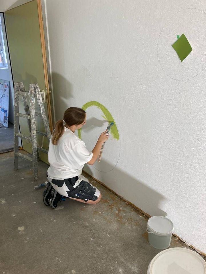 Dürr Malerei malt Muster auf eine weisse Wand