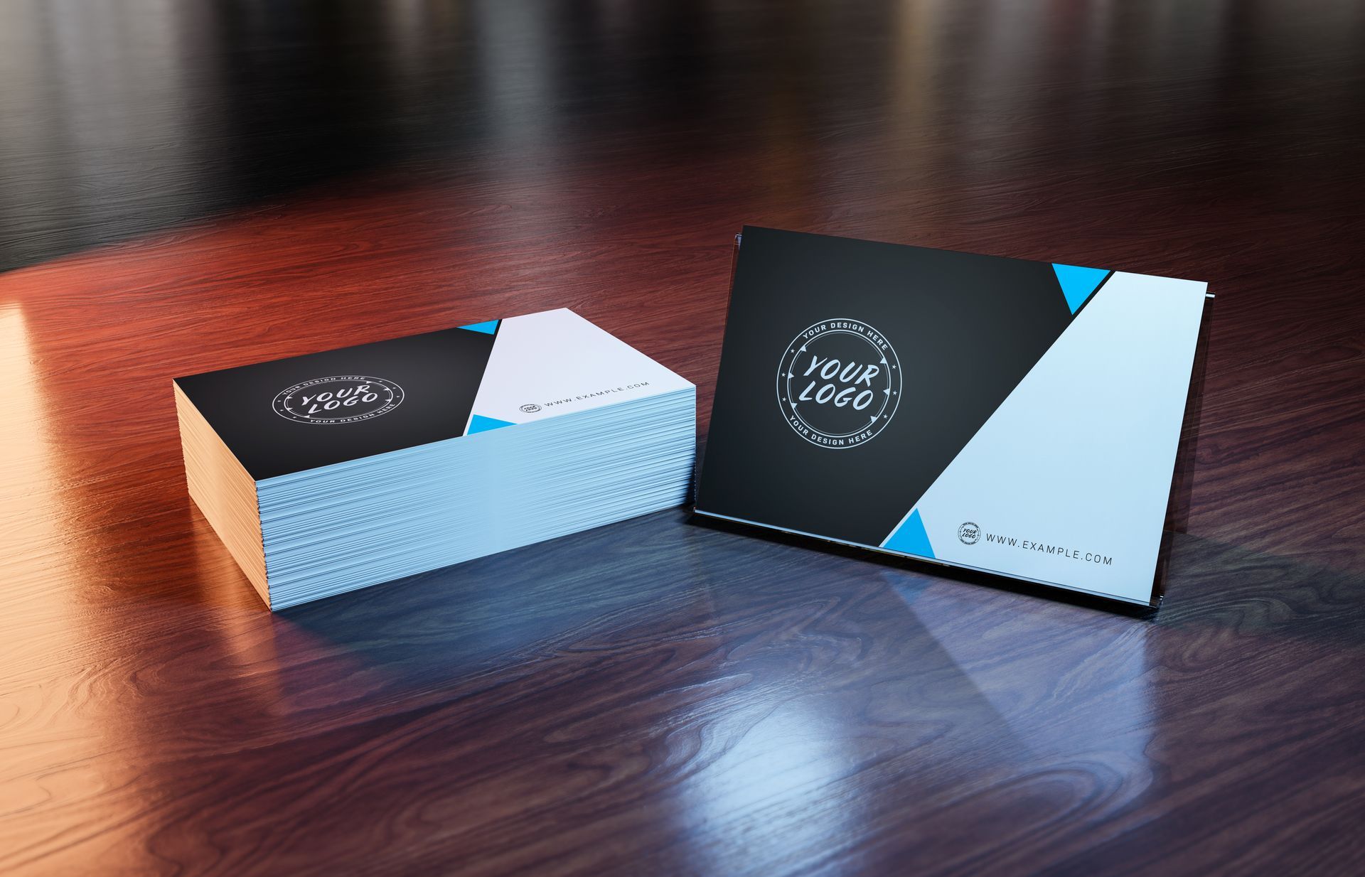 Cartes de visite sur un support en bois ; pile avec motif et logo noir et bleu clair.