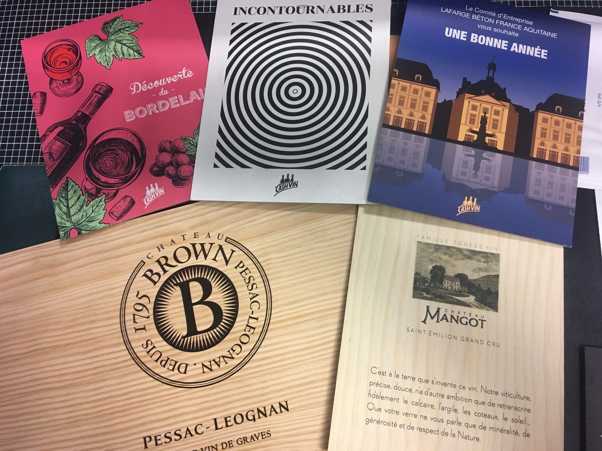 Matériel marketing lié au vin : brochures et une boîte en bois portant les étiquettes « Pessac-Léognan » et « Brown Frères ».