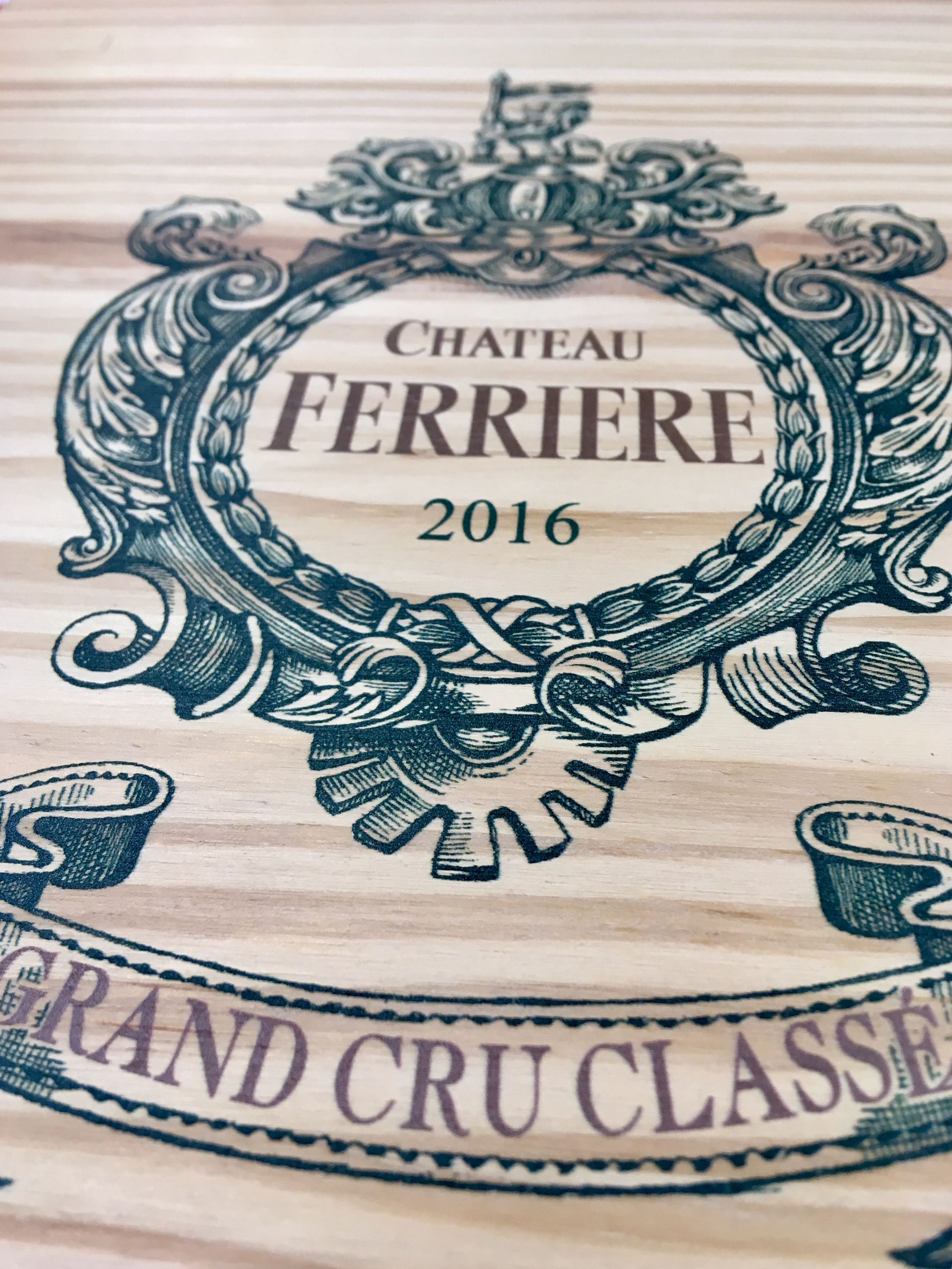 Étiquette du vin Château Ferrière 2016 sur une boîte en bois avec la mention Grand Cru Classé.