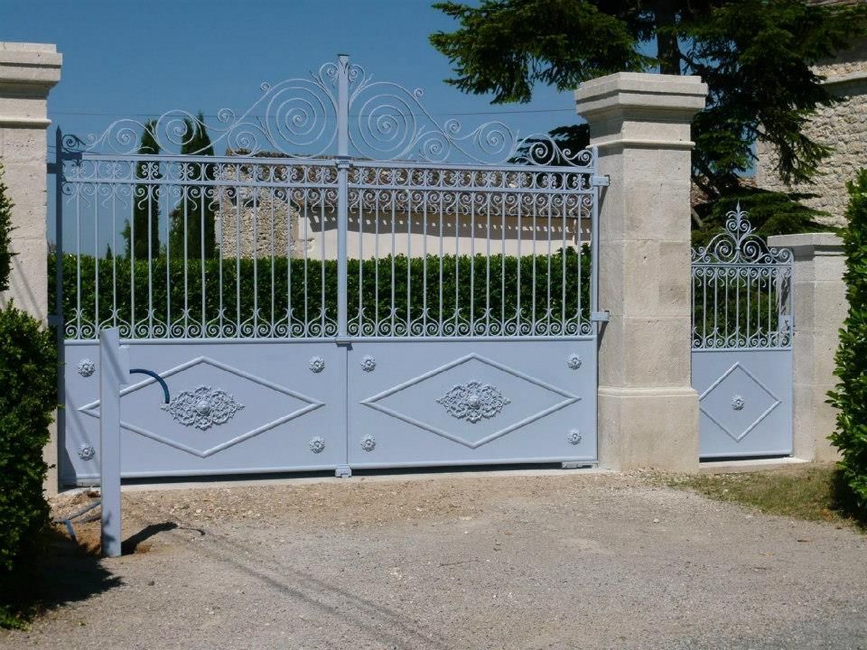 Un portail et un portillon gris.