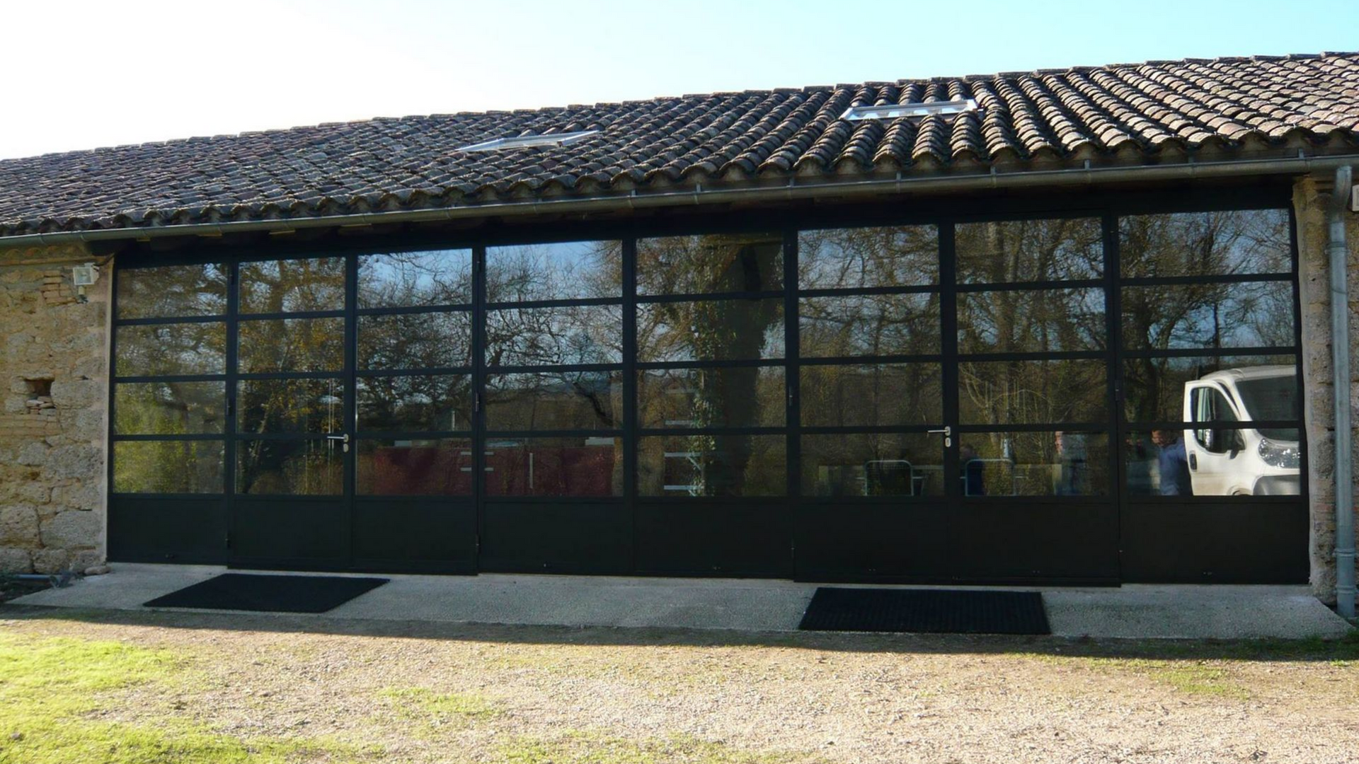 Une grande verrière en fer vu de l'extérieur.