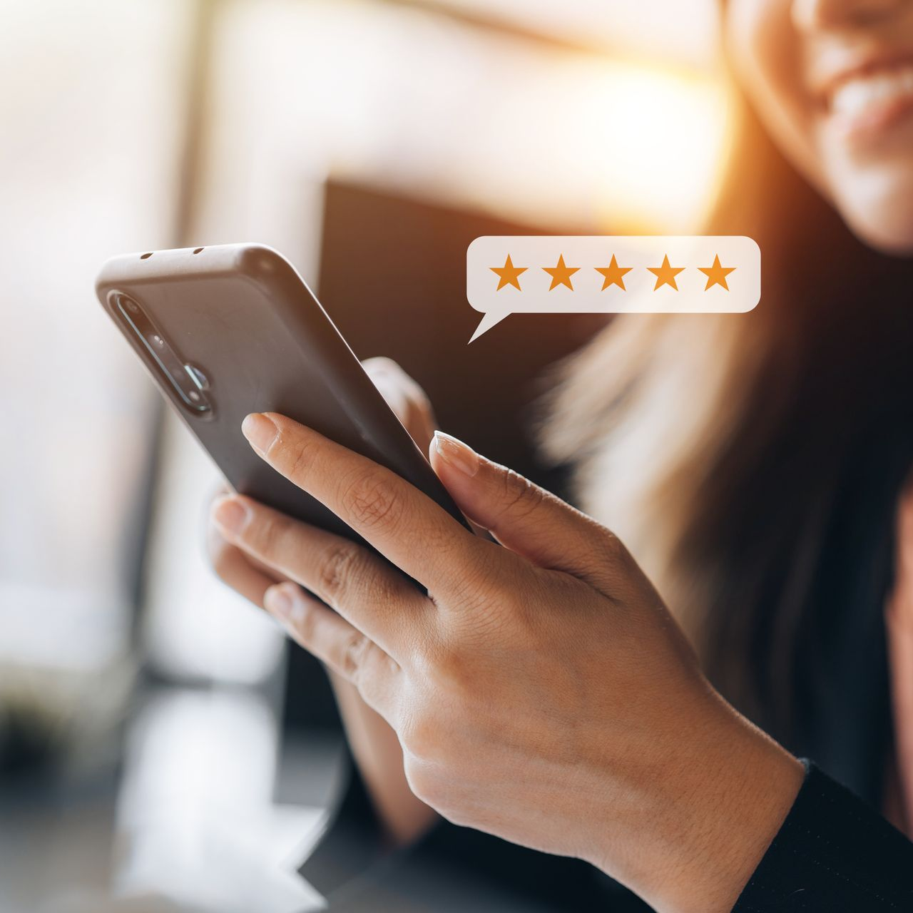Personne tenant un téléphone, note de cinq étoiles.