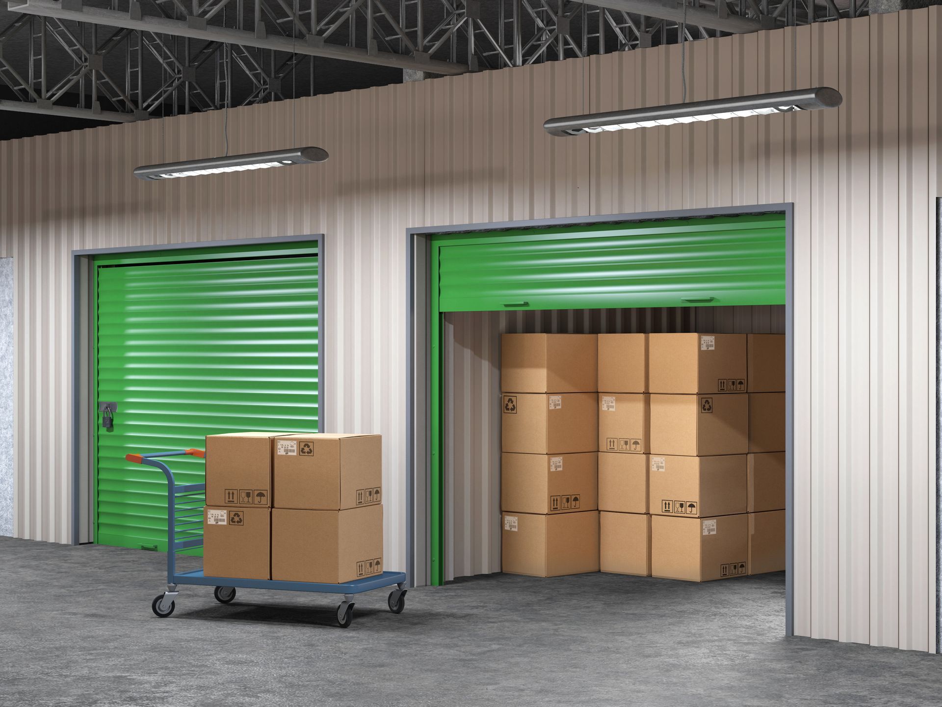 Entrepôt avec portes sectionnelles vertes, cartons empilés et un chariot chargé de cartons.