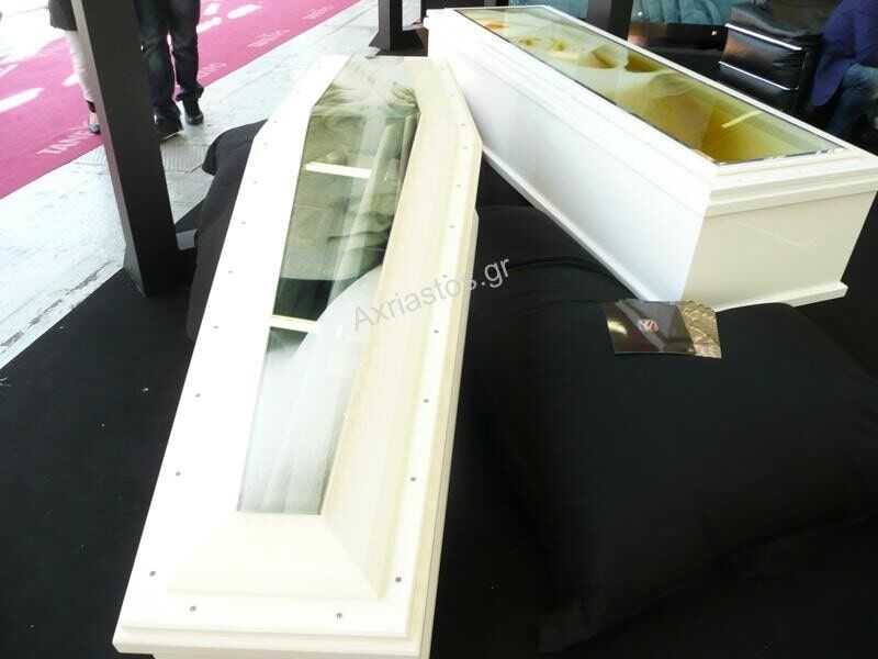 Φέρετρα - ΑΧΡΕΙΑΣΤΟΣ - Καρυώτη Μαρία