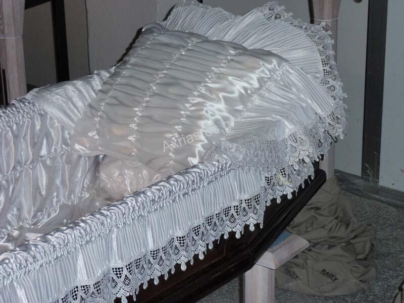 Φέρετρα - ΑΧΡΕΙΑΣΤΟΣ - Καρυώτη Μαρία