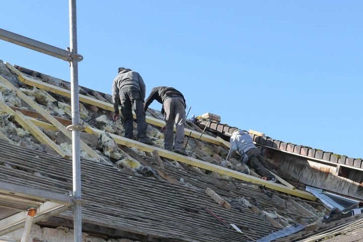 Les couvreurs de chez DN Rénovation en train de rénover une toiture