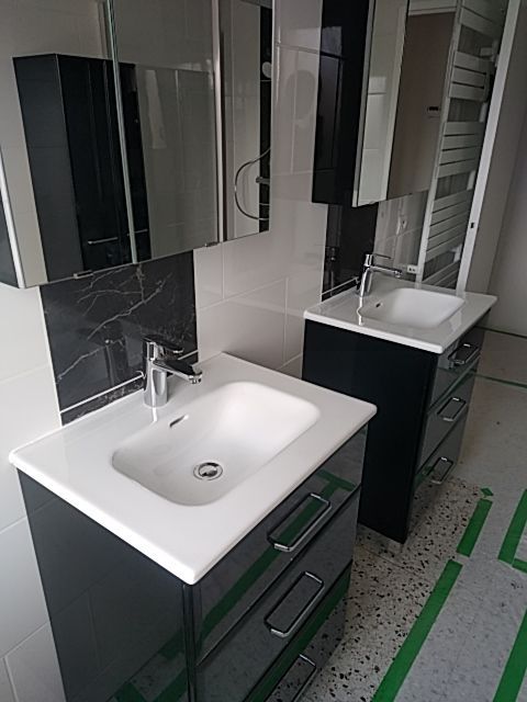 Double vasque dans une salle de bains rénovée