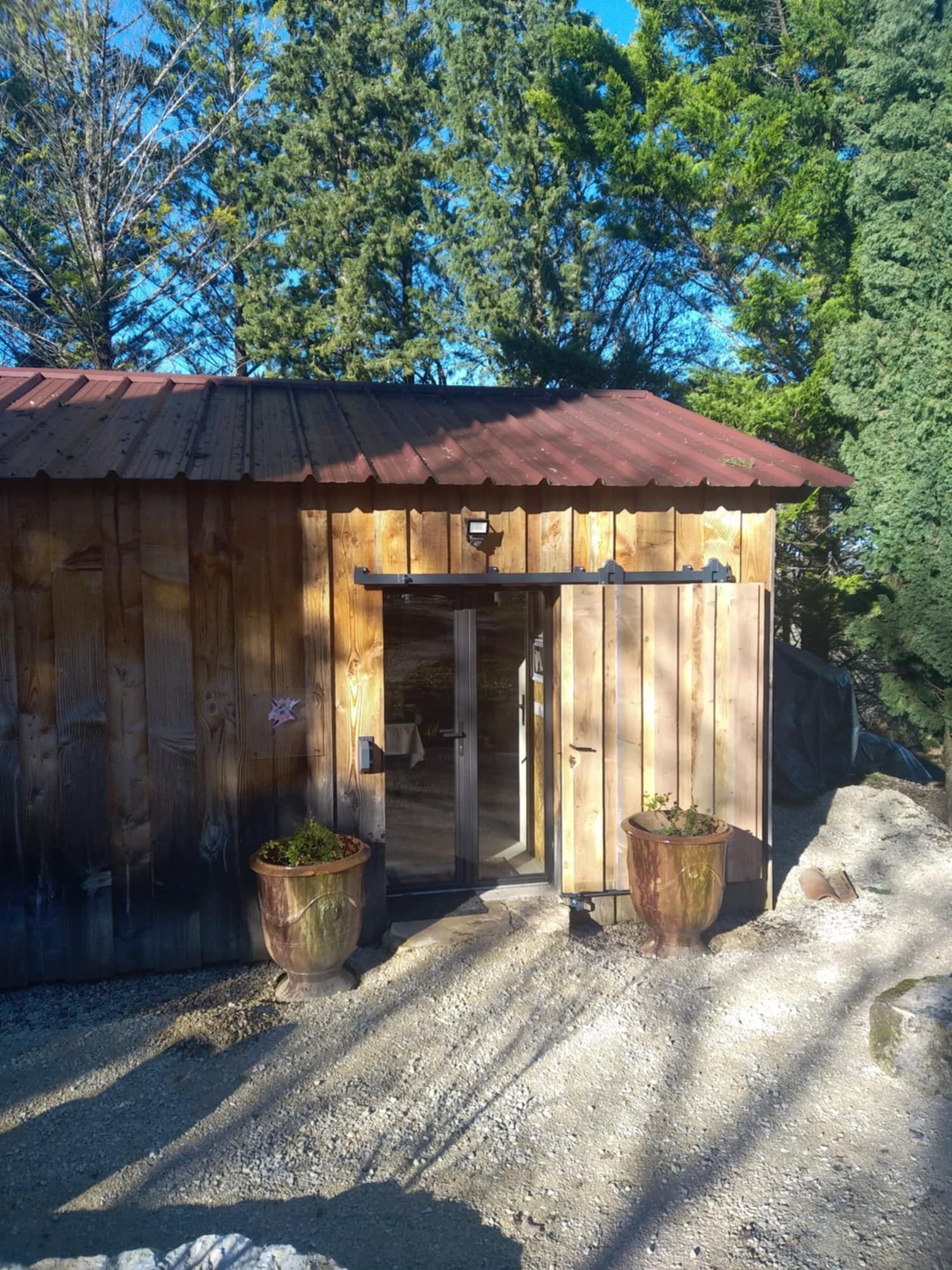 Installation d'abri de jardin.