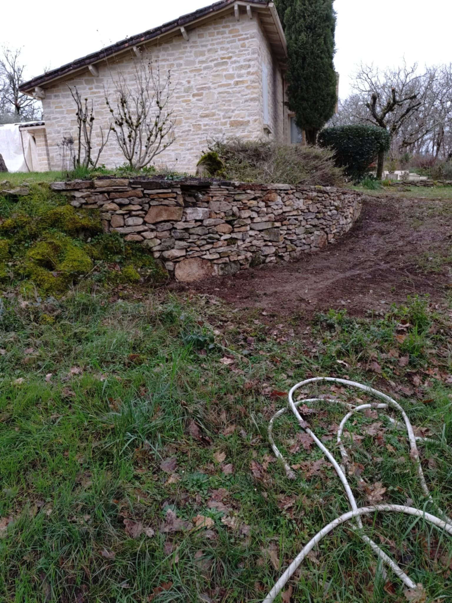 Rénovation de muret en pierre.