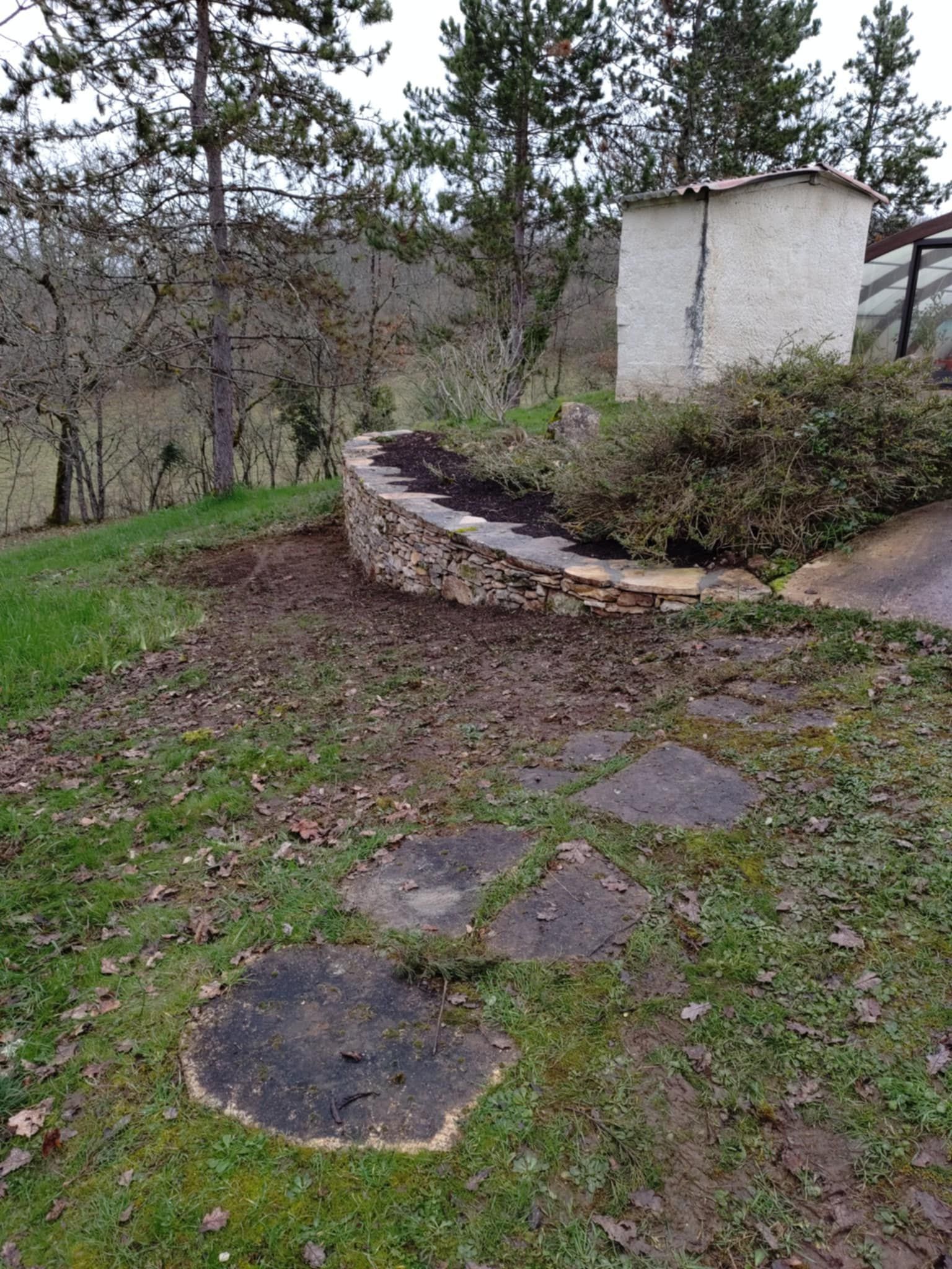 Rénovation de murs de pierre.