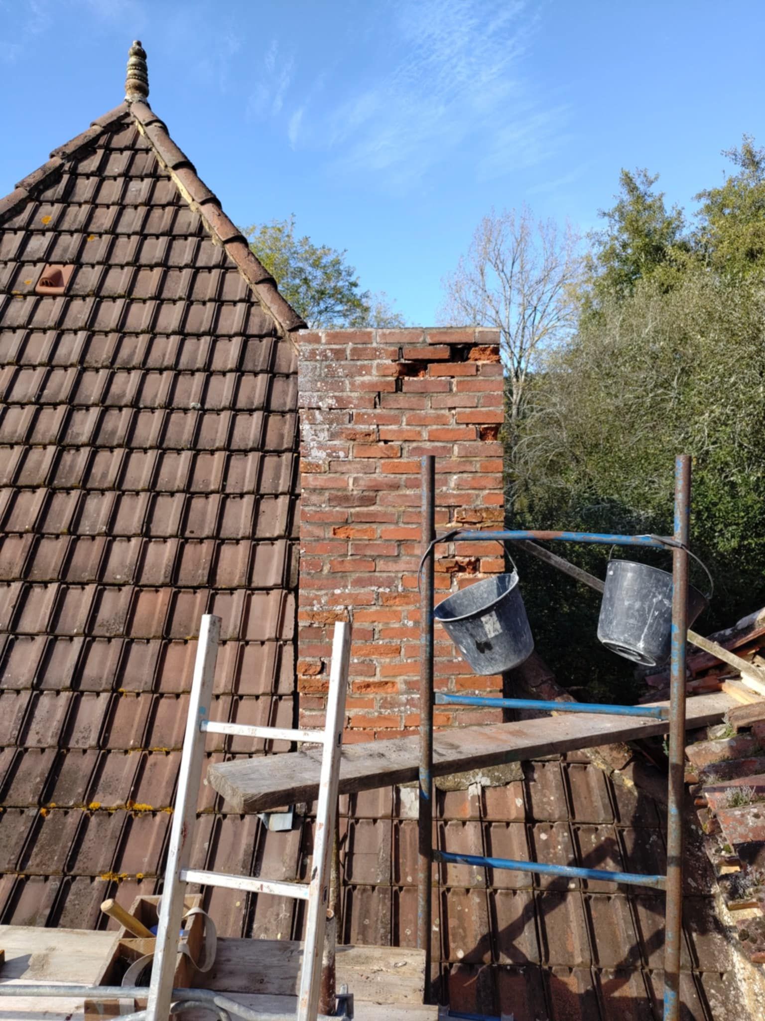 Cheminée à rénover.