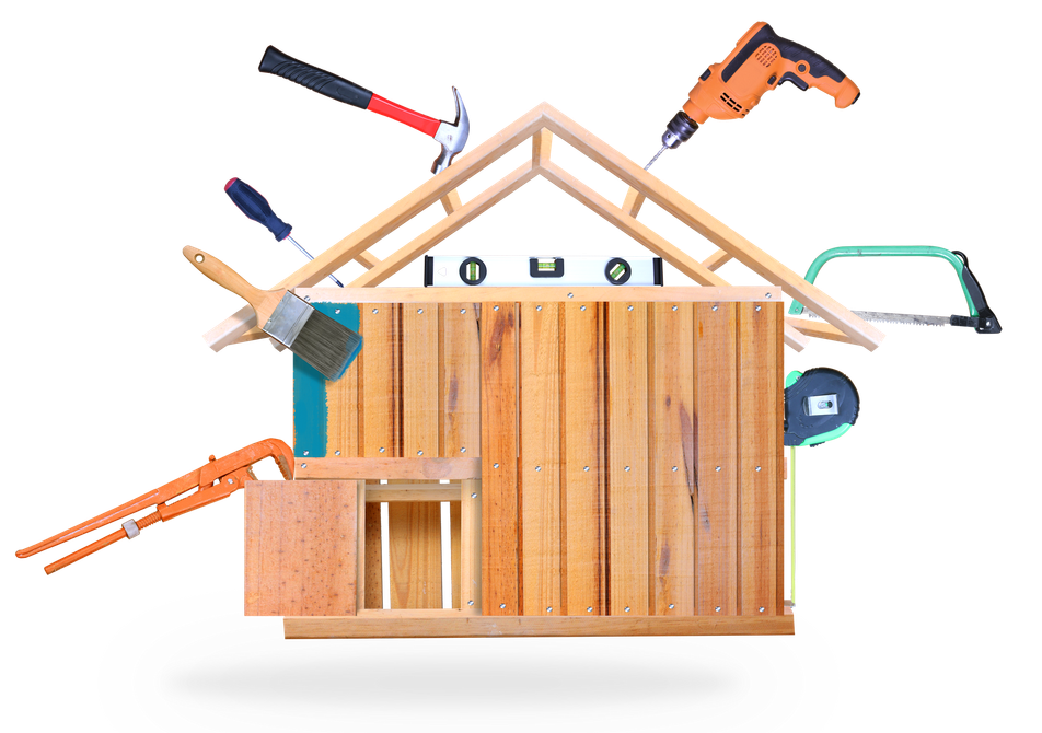 Charpente en bois d'une maison entourée d'outils de construction, notamment scies, marteau, perceuse et mètre ruban.