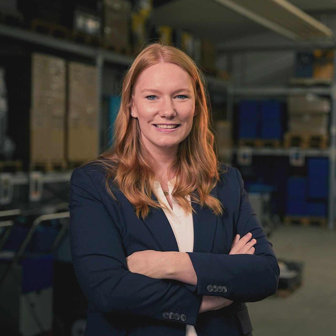 Eine Frau mit langen roten Haaren lächelt in einem Kreis.