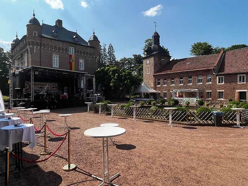 Ein großes Backsteingebäude mit einer Bühne davor