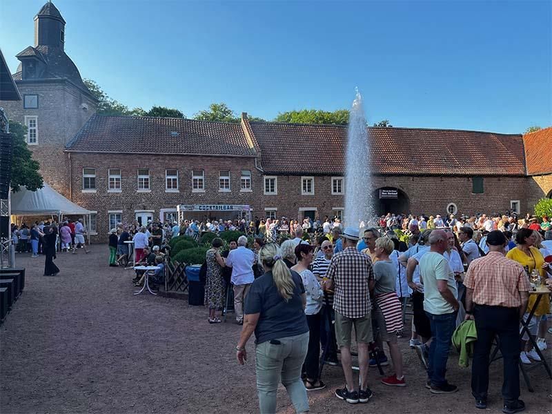 Eine Menschenmenge versammelt sich vor einem Brunnen