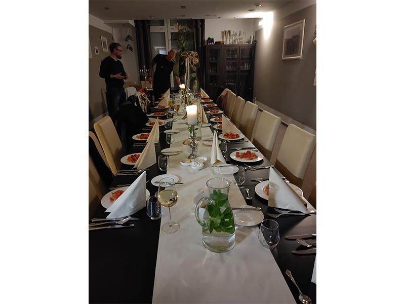 Ein langer Tisch mit Tellern und Gläsern darauf