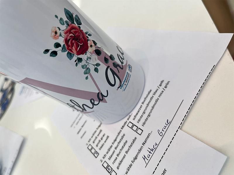 Ein weißer Becher mit dem Wort „Shea Girl“ darauf