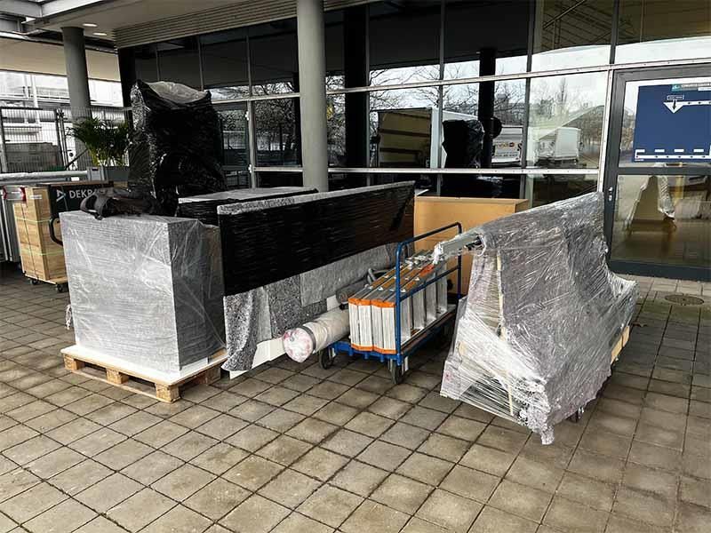 Ein Gebäude mit einem blauen Schild, auf dem 