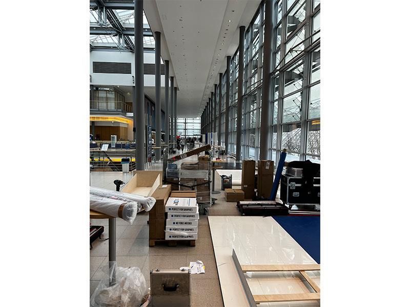 Ein großer Raum mit vielen Fenstern und Kisten auf dem Boden