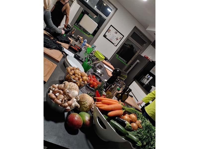 Ein Tisch mit verschiedenen Obst- und Gemüsesorten.