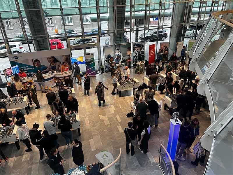 Eine große Gruppe von Menschen hat sich in einem großen Gebäude versammelt.