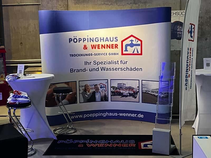 Ein Display für Poppinghaus & Wenner in einem Raum