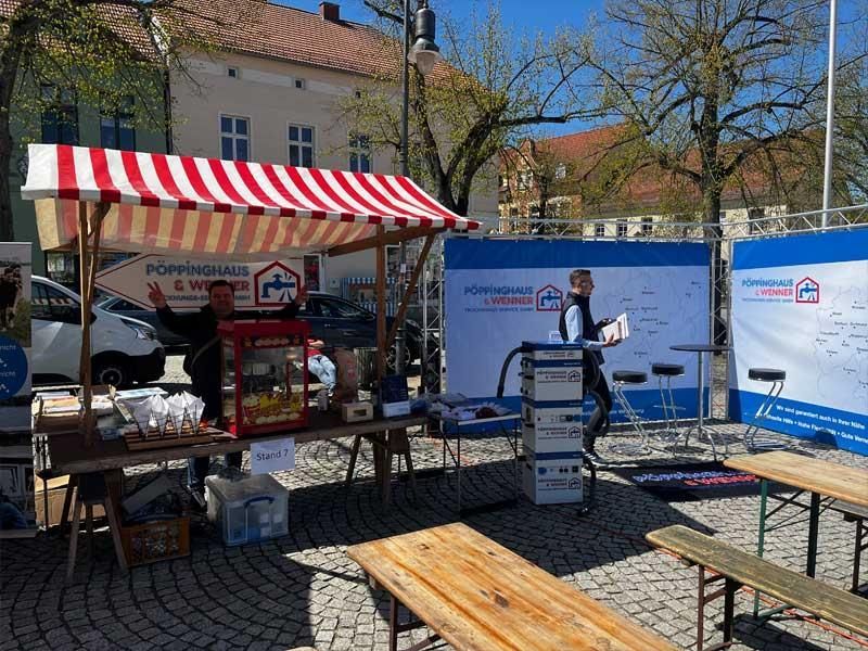 Ein rot-weiß gestreiftes Zelt mit einer Popcornmaschine