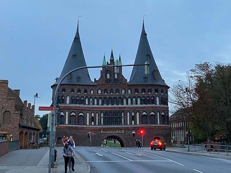 Eine Stadtstraße mit einem großen Gebäude im Hintergrund