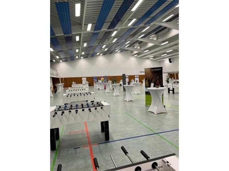 Ein großer Raum mit Tischen und Tischfußballtischen.