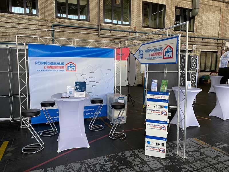 Ein Stand mit einem Schild mit der Aufschrift Hoffinghaus