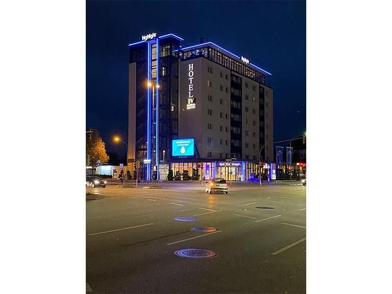 Ein großes Gebäude mit dem Wort Hotel darauf