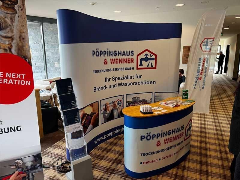 Ein Poppinghaus & Wenner Stand in einem Raum