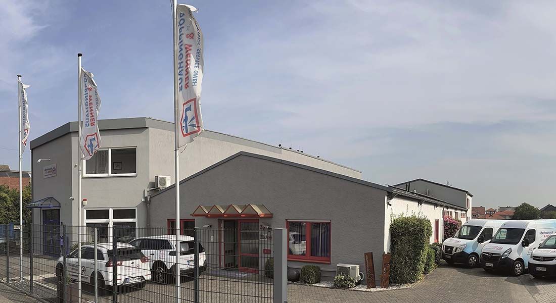 Ein Gebäude, vor dem viele Autos geparkt sind