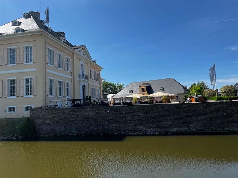 Ein großes Gebäude steht neben einem Gewässer