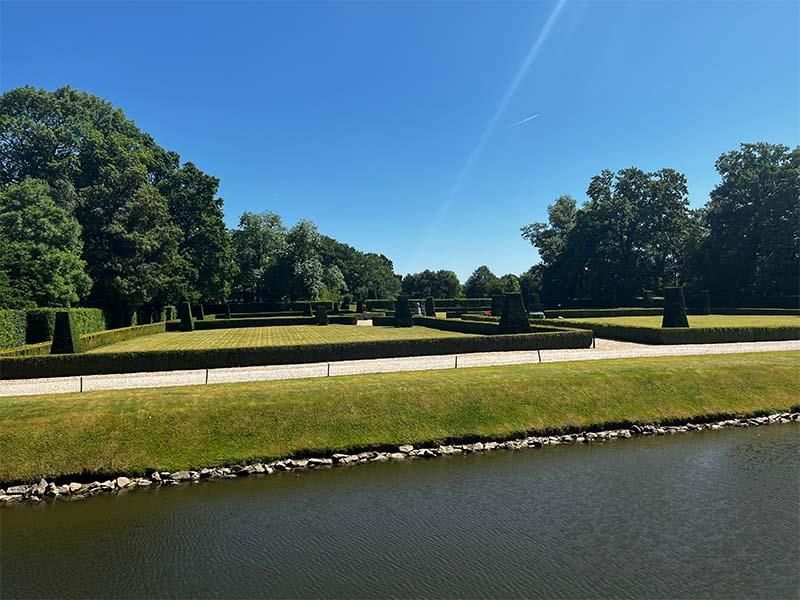 Ein üppiger grüner Park mit einem Teich in der Mitte