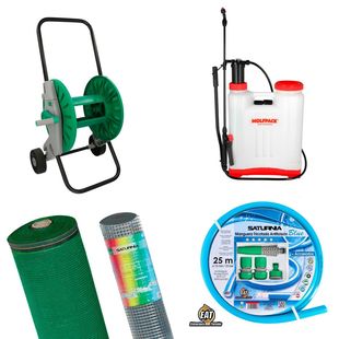 Herramientas de jardinería: carrete de manguera, pulverizador, rollos de red, manguera azul enrollada.
