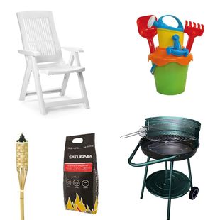 Silla plegable blanca, juguetes de arena, antorcha tiki, carbón y parrilla.