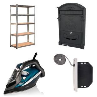 Una estantería de metal, un buzón negro, una plancha y un organizador de cables.