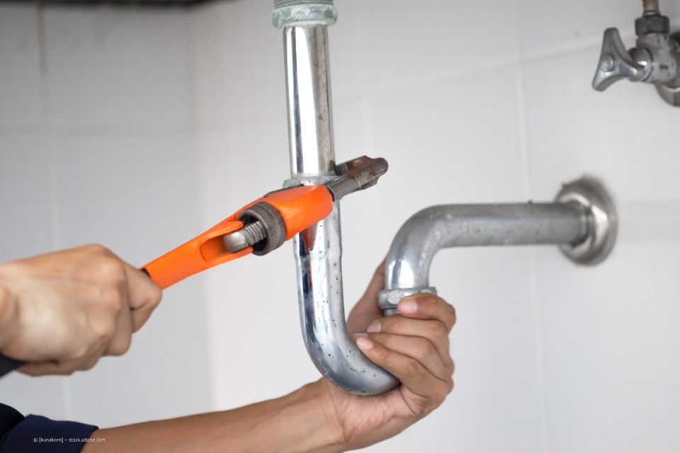 Rohr wird aufgeschraubt