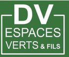 Logo vert et blanc pour DV Espaces Verts & Fils, encadré d'une bordure blanche