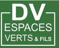 Logo vert et blanc pour DV Espaces Verts & Fils, encadr&eacute; d'une bordure blanche